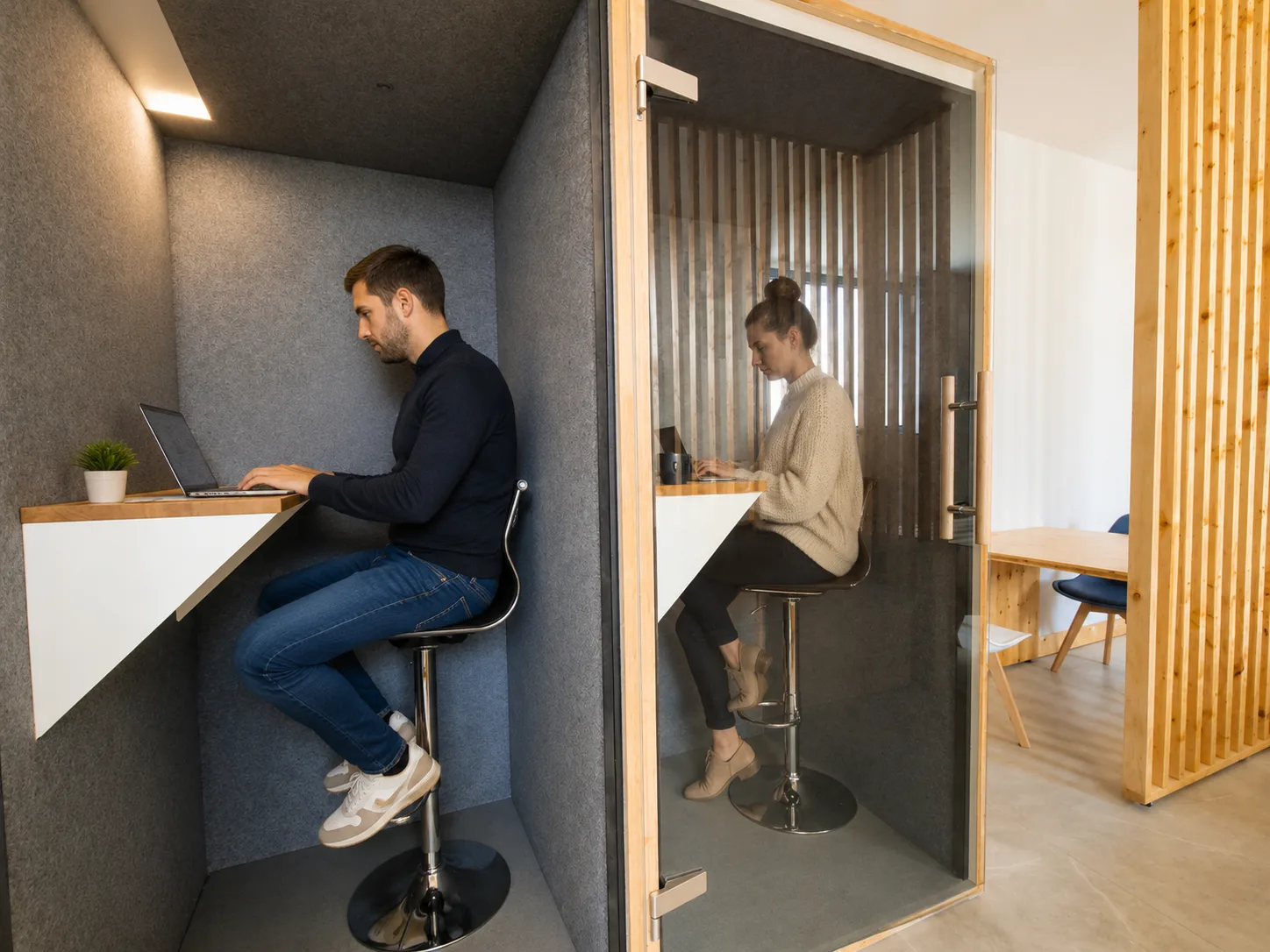 Les cabines individuelles du coworking, avec bureaux et portes vitrées
